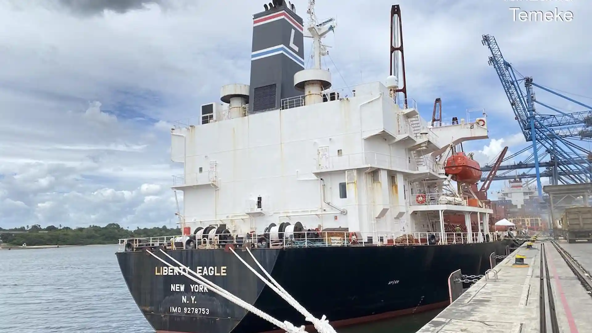 Crane offloading project cargo – Mercury Marine Services